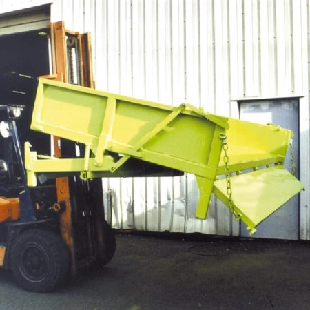 Vidage de la benne auto-basculante ouverte. Accessoire pour chariots élévateurs Vidage de la benne auto-basculante ouverte. Accessoire pour chariots élévateurs