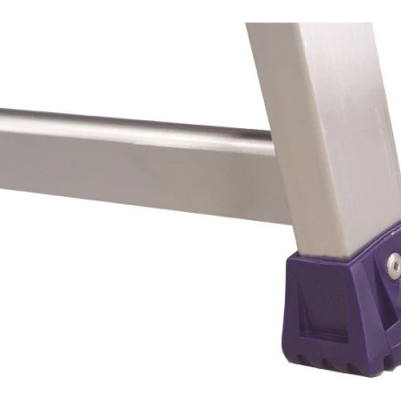 Marches antidérapantes de 8 cm, espacement entre les marches 25 cm. Marches antidérapantes de 8 cm, espacement entre les marches 25 cm.