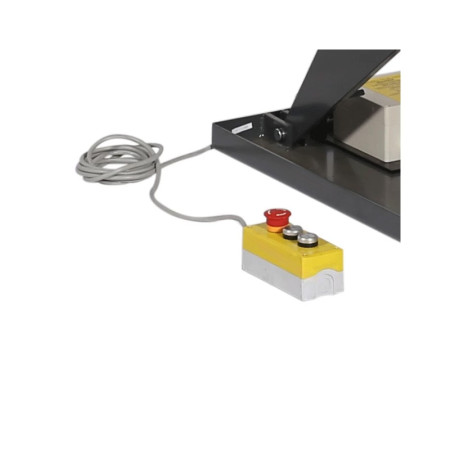 Boîtier de commande relié à la table par un câble de 3 mètres. Boîtier de commande relié à la table par un câble de 3 mètres.