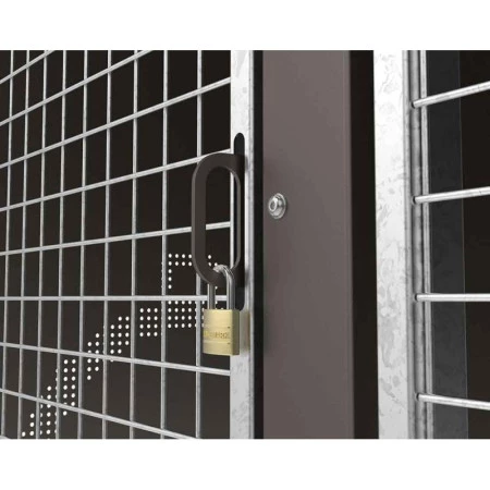 Verrouillage de la porte se fait à l'aide d'un cadenas Verrouillage de la porte se fait à l'aide d'un cadenas