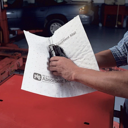 Utilisations — recueillir les égouttements et les fuites sous la machinerie ; protéger les établis ; absorber les éclaboussures Utilisations — recueillir les égouttements et les fuites sous la machinerie ; protéger les établis ; absorber les éclaboussures