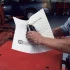 Utilisations — recueillir les égouttements et les fuites sous la machinerie ; protéger les établis ; absorber les éclaboussures Utilisations — recueillir les égouttements et les fuites sous la machinerie ; protéger les établis ; absorber les éclaboussures
