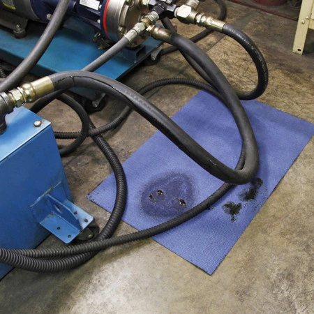 Huit couches de fibres fines de polypropylène absorbent les fuites, les gouttes et les éclaboussures d'huiles, de liquides de refroidissement, de solvants et d'eau Huit couches de fibres fines de polypropylène absorbent les fuites, les gouttes et les éclaboussures d'huiles, de liquides de refroidissement, de solvants et d'eau