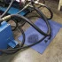 Huit couches de fibres fines de polypropylène absorbent les fuites, les gouttes et les éclaboussures d'huiles, de liquides de refroidissement, de solvants et d'eau Huit couches de fibres fines de polypropylène absorbent les fuites, les gouttes et les éclaboussures d'huiles, de liquides de refroidissement, de solvants et d'eau