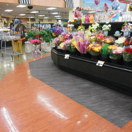Adhérera à la plupart des surfaces commerciales courantes, y compris: le béton, les sols en vinyle, les carrelages céramiques, les dalles de pierres et le linoléum. Adhérera à la plupart des surfaces commerciales courantes, y compris: le béton, les sols en vinyle, les carrelages céramiques, les dalles de pierres et le linoléum.
