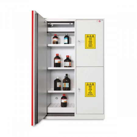 Combinaison d'une armoire anti-feu 90 minutes et d'une armoire multirisques, Haute 3 portes 3 compartiments. Combinaison d'une armoire anti-feu 90 minutes et d'une armoire multirisques, Haute 3 portes 3 compartiments.