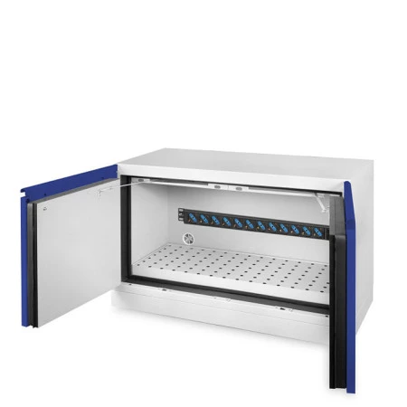 Armoire basse 2 portes pour batteries lithium avec prises, alarme et extincteur.