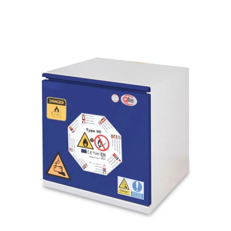 Armoire basse anti-feu pour batteries lithium avec prises, alarme et extincteur.