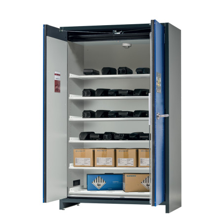 Armoire équipée de prises pour le stockage et la charge de batteries lithium-ion.