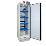 Armoire 1 porte avec ou sans système d'alarme et extincteur pour le stockage sécurisé de batteries lithium-ion. Armoire 1 porte avec ou sans système d'alarme et extincteur pour le stockage sécurisé de batteries lithium-ion.