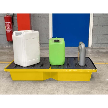 Bac de rétention 70 litres jaune. Support 3 bidons Bac de rétention 70 litres jaune. Support 3 bidons