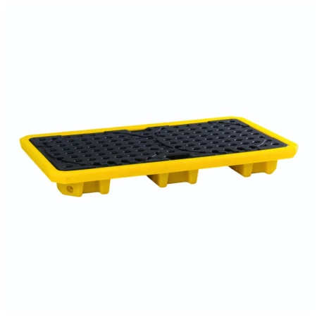Palette de rétention en PEHD avec trois bidons plastiques pour produits chimiques et liquides dangereux Palette de rétention en PEHD avec trois bidons plastiques pour produits chimiques et liquides dangereux