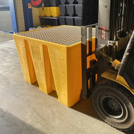Bac de rétention pour IBC en manutention sur un chariot élévateur Bac de rétention pour IBC en manutention sur un chariot élévateur