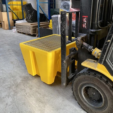 Bac de rétention déplaçable avec un chariot élévateur Bac de rétention déplaçable avec un chariot élévateur