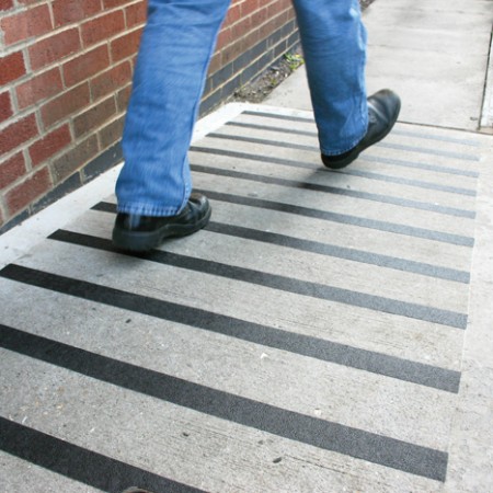 Bande rugueuse anti-glisse de sécurité pour escalier