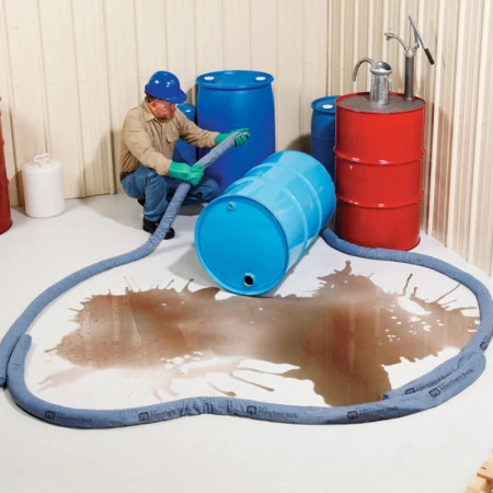 Le matériau de remplissage en vermiculite fine assure un endiguement supérieur ; également idéal pour absorber les fuites et égouttements des machines Le matériau de remplissage en vermiculite fine assure un endiguement supérieur ; également idéal pour absorber les fuites et égouttements des machines