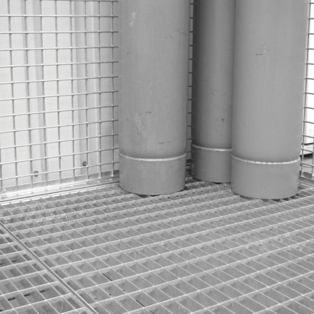Fond en caillebotis galvanisé spécifique, adapté lors d'un positionnement sur des surfaces non planes Fond en caillebotis galvanisé spécifique, adapté lors d'un positionnement sur des surfaces non planes