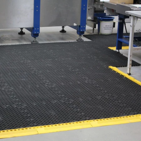 Caillebotis antidérapant en matière recyclé Caillebotis antidérapant en matière recyclé