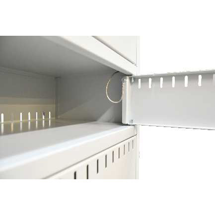 Casier de chargement de batterie de vélo indoor. Ventilation perforée du casier dans les portes et la paroi arrière. Equipé d'un fusible de surintensité, qui le protège contre les surcharges et les courts-circuits. Casier de chargement de batterie de vélo indoor. Ventilation perforée du casier dans les portes et la paroi arrière. Equipé d'un fusible de surintensité, qui le protège contre les surcharges et les courts-circuits.