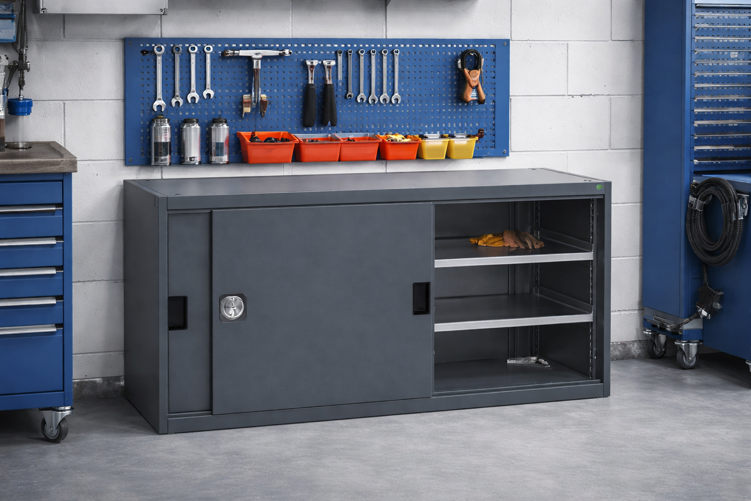 Armoire métallique d’atelier à portes coulissantes avec étagères de rangement