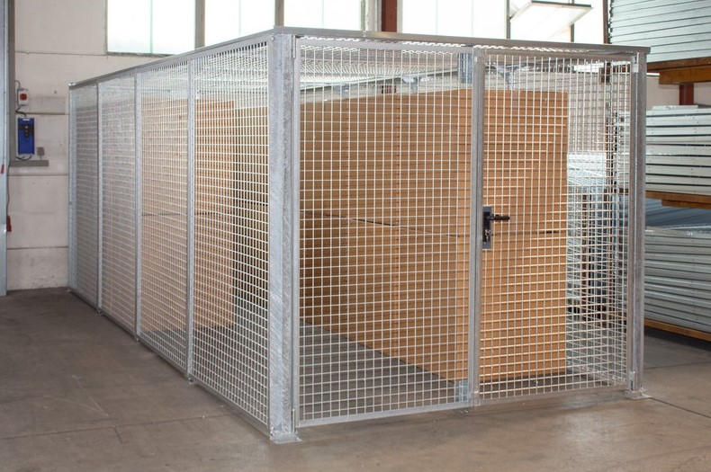 box de stockage grillagé avec toit