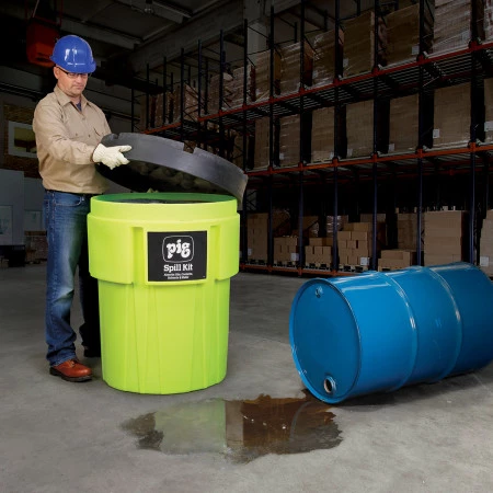 Le kit pour déversements dans des conteneurs de 360 litres à haute visibilité vous permet d'être prêt Le kit pour déversements dans des conteneurs de 360 litres à haute visibilité vous permet d'être prêt