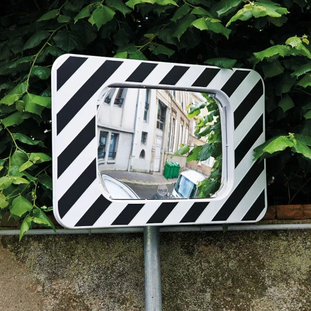 Miroir de sécurité routière -
Avec une fixation universelle pour une pose murale ou sur poteau Miroir de sécurité routière -
Avec une fixation universelle pour une pose murale ou sur poteau