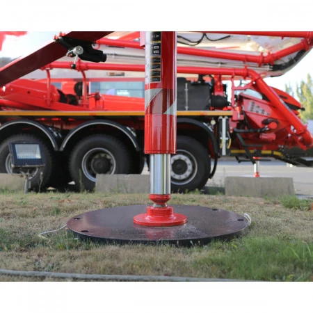Plaques permettent une meilleure répartition de la charge sous les stabilisateurs Plaques permettent une meilleure répartition de la charge sous les stabilisateurs