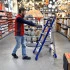 Escabeau pour accéder aux rayonnages élevés dans un entrepôt ou un magasin. Escabeau pour accéder aux rayonnages élevés dans un entrepôt ou un magasin.