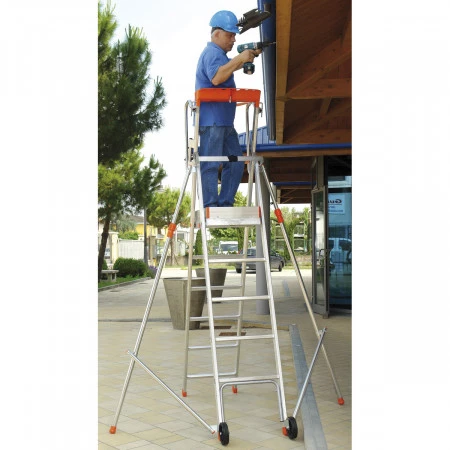Escabeau 3 à 5 marches avec plateforme, dimensions plate-forme 0,405 x 0,51m, hauteur de travail de 2,56m à 3,67m. Escabeau 3 à 5 marches avec plateforme, dimensions plate-forme 0,405 x 0,51m, hauteur de travail de 2,56m à 3,67m.