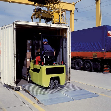 Pont de chargement acier/alu pour container 7300 kg Pont de chargement acier/alu pour container 7300 kg