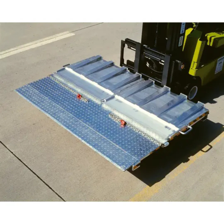Pont de chargement acier/alu pour container 7300 kg Pont de chargement acier/alu pour container 7300 kg
