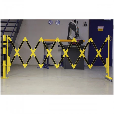 Barrière extensible à fixation murale avec roues Barrière extensible à fixation murale avec roues