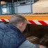 Evitez les blessures à la tête avec cette protection de rayonnage rouge et blanche Evitez les blessures à la tête avec cette protection de rayonnage rouge et blanche
