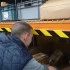 Evitez les blessures à la tête avec cette protection de rayonnage jaune et noire Evitez les blessures à la tête avec cette protection de rayonnage jaune et noire