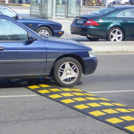 Ralentisseur pour voies réservées aux véhicules prioritaires Ralentisseur pour voies réservées aux véhicules prioritaires