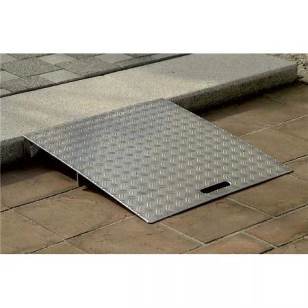 Plaque de franchissement pour marches et trottoirs Plaque de franchissement pour marches et trottoirs