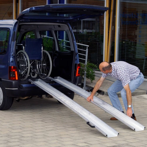 Rampe de chargement pour remorque pliable en métal