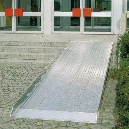 Rampe d'accès d'escaliers pour PMR Rampe d'accès d'escaliers pour PMR