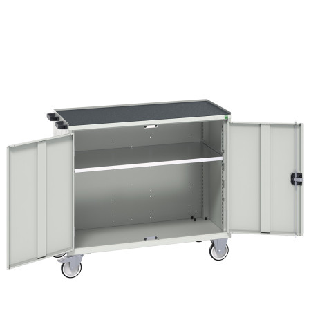 16927064 - VERSO Desserte Maintenance - Avec 1 tablette, portes et dessus 3 rebords - LxPxH: 1050x550x965mm - Gris Clair RAL 7035 16927064 - VERSO Desserte Maintenance - Avec 1 tablette, portes et dessus 3 rebords - LxPxH: 1050x550x965mm - Gris Clair RAL 7035