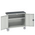 16927064 - VERSO Desserte Maintenance - Avec 1 tablette, portes et dessus 3 rebords - LxPxH: 1050x550x965mm - Gris Clair RAL 7035 16927064 - VERSO Desserte Maintenance - Avec 1 tablette, portes et dessus 3 rebords - LxPxH: 1050x550x965mm - Gris Clair RAL 7035