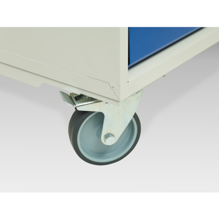 Zoom sur une des 4 roulettes de diamètre 125 mm - servante équipée de 2 fixes et 2 pivotantes à frein Zoom sur une des 4 roulettes de diamètre 125 mm - servante équipée de 2 fixes et 2 pivotantes à frein