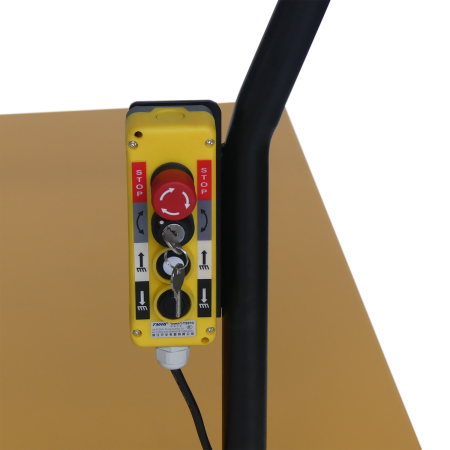 Équipée d’un bouton d’arrêt d’urgence pour une sécurité renforcée Équipée d’un bouton d’arrêt d’urgence pour une sécurité renforcée