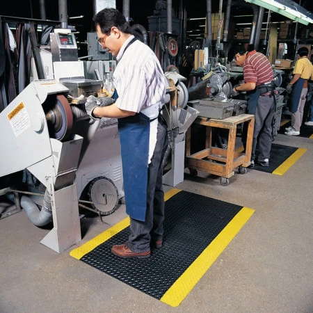 Tapis antifatigue haute résistance à tôle diamant Tapis antifatigue haute résistance à tôle diamant