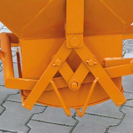 Trémie distributrice sur roulettes. Ouverture 300 x 300 mm Trémie distributrice sur roulettes. Ouverture 300 x 300 mm
